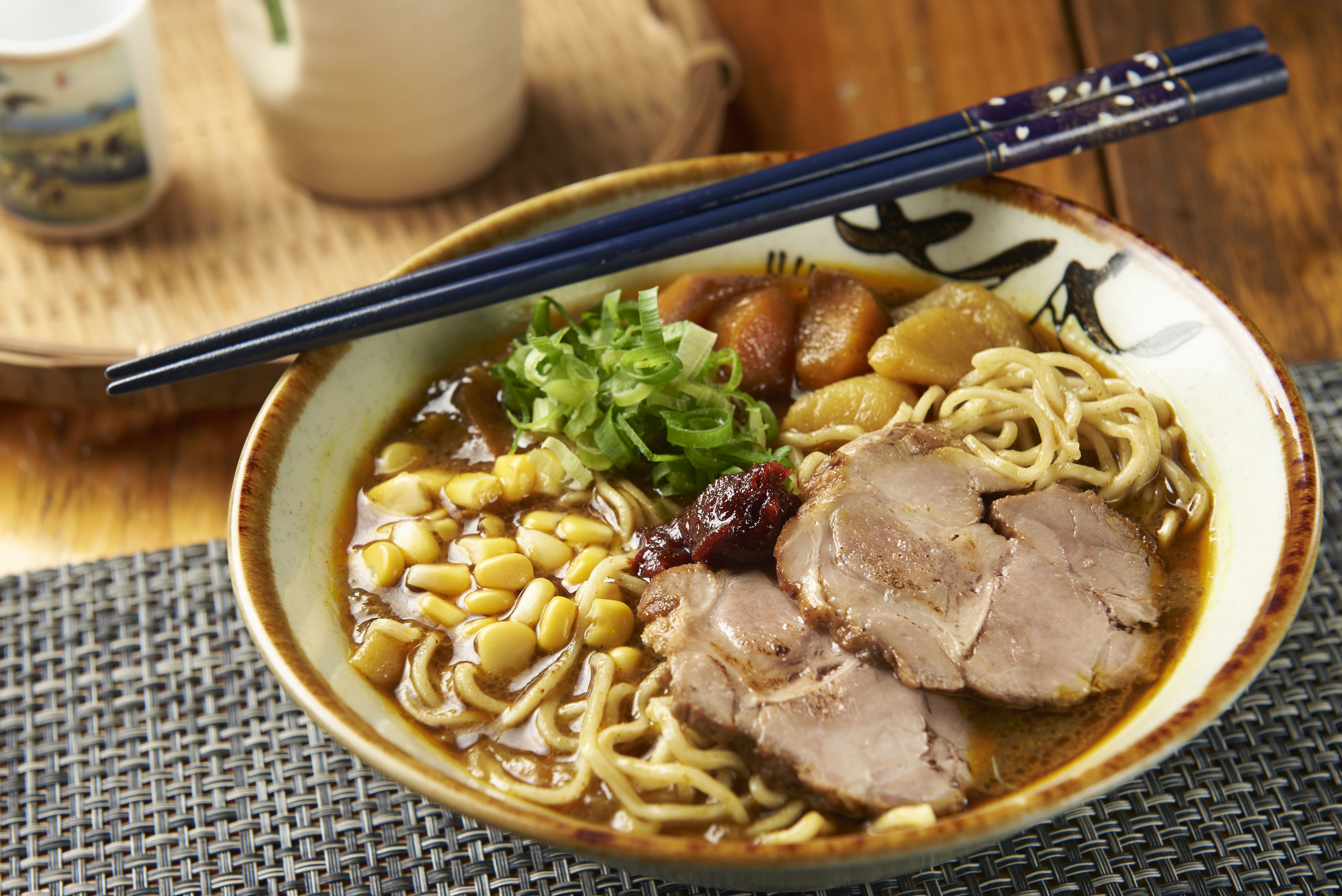 Entre as opções da Casa Ueda está o Kare Ramen, com caldo de base mista (suína e frango), legumes, curry e mix de pimentas asiáticas • Selmy Yassuda
