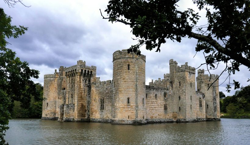 Castelo de Bodiam, na Inglaterra • Unsplash/Andy Newton