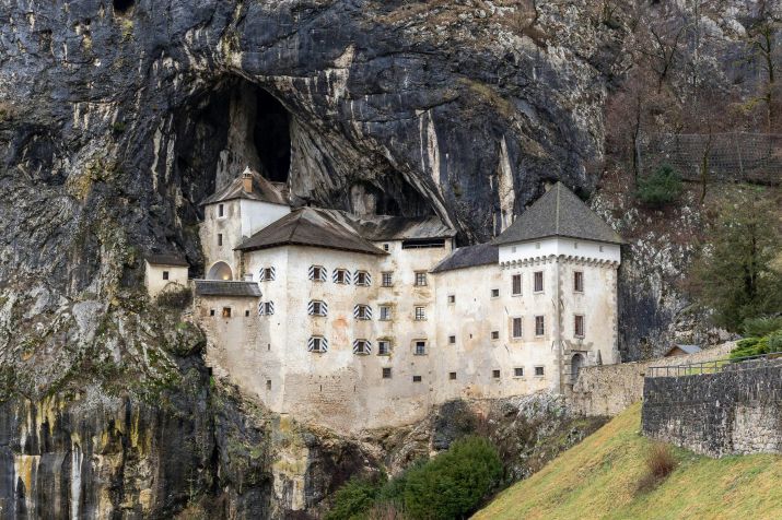 Castelo de Predjama, na Eslovênia, foi construído na entrada de uma caverna • Unsplash/Edoardo Bortoli