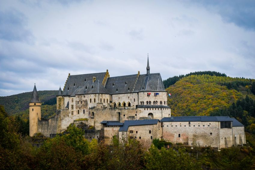 Castelo de Vianden, em Luxemburgo, foi erguido entre os séculos XI e XIV • Unsplash/Adarsh Valamary