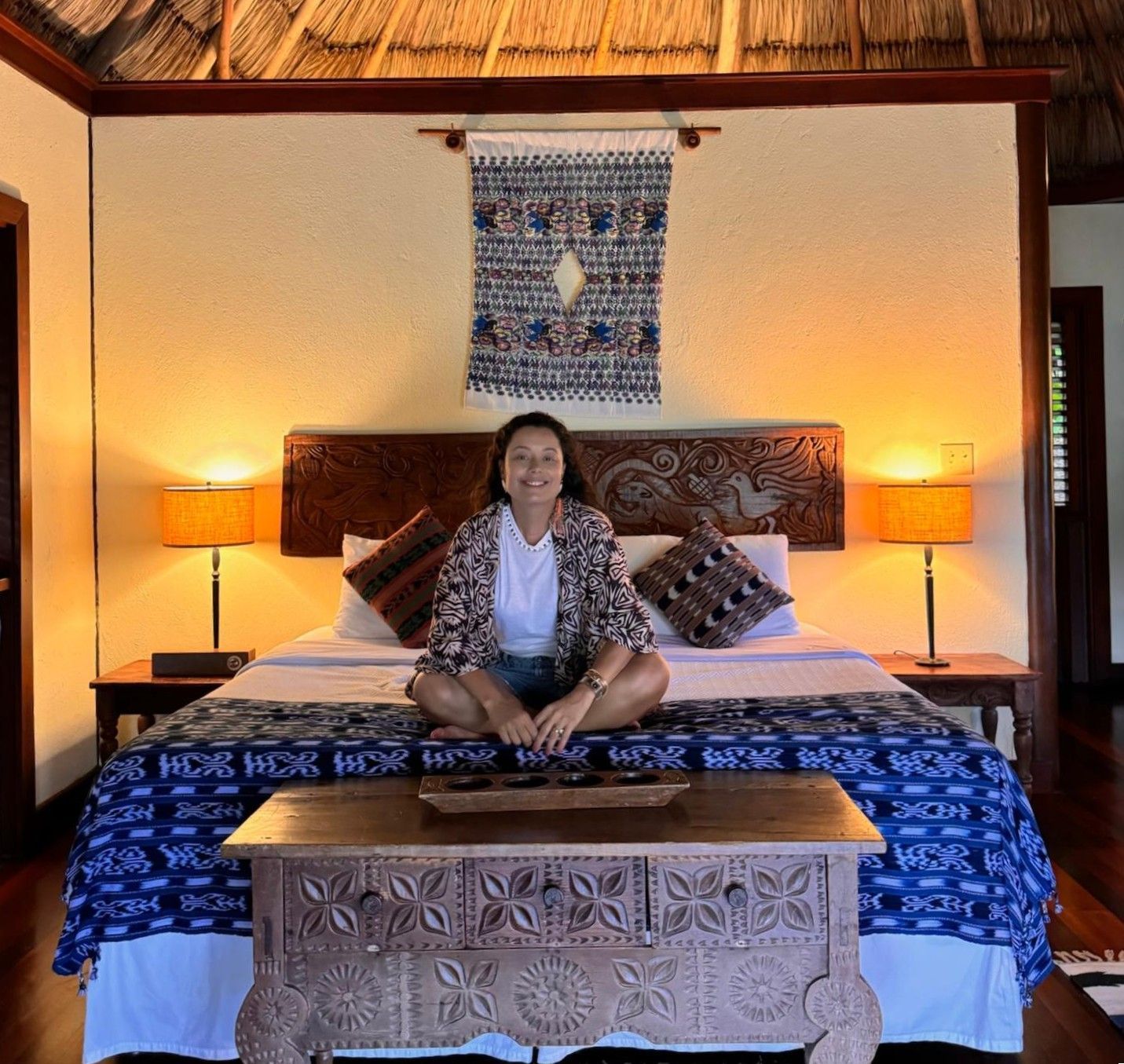Daniela Filomeno no quarto do Blancaneaux Lodge, em Belize