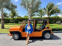 Daniela Filomeno no Moke, veículo utilitário esportivo popular para excursões em Anguilla