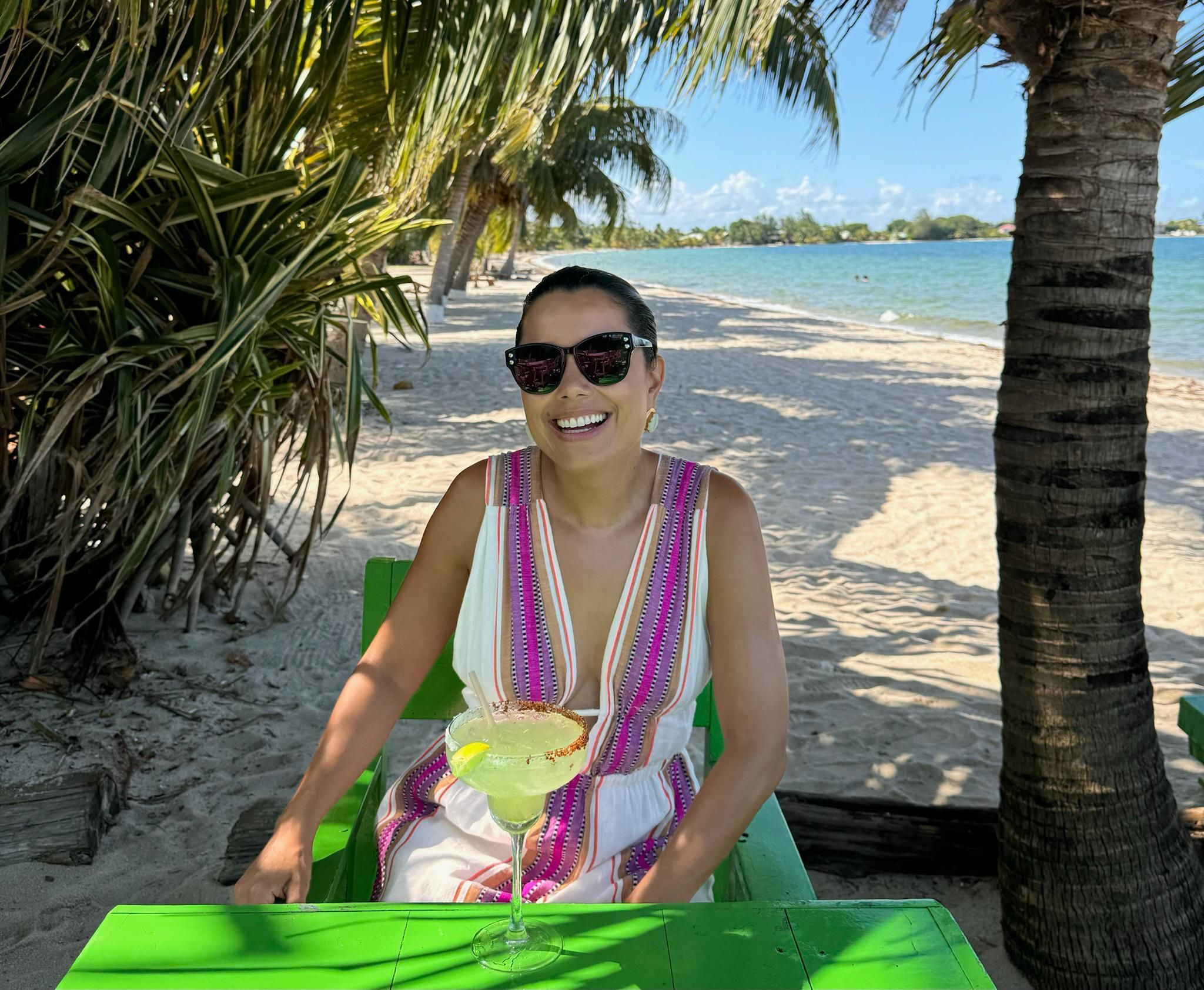 Daniela Filomeno na praia em Placencia, em Belize
