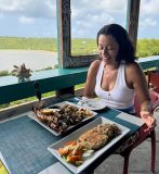 Daniela Filomeno aprecia diferentes pratos no restaurante Tasty&#039;s Pov, em Anguilla