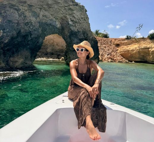 Passeio de barco ao redor da ilha é quase obrigatório para paisagens deslumbrantes e mergulhos refrescantes • CNN Viagem & Gastronomia