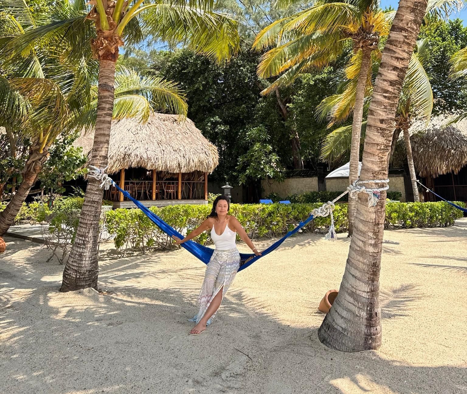 Daniela Filomeno na praia em Placencia, em Belize