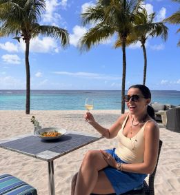 Daniela Filomeno curte tarde no Zemi Beach House, hotel em Anguilla