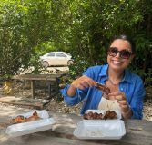 Daniela Filomeno no Valley&#039;s BBQ, à beira da estrada, em Anguilla
