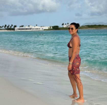 Daniela Filomeno na praia de Maundays Bay, em Anguilla