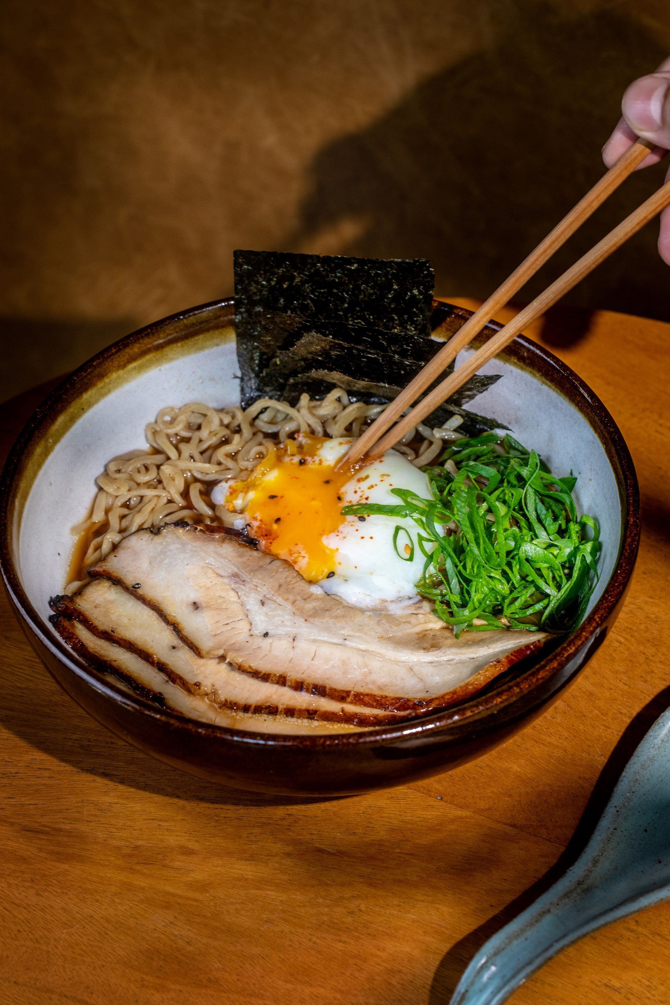 Elena aposta no Ramen com ovo perfeito como uma das sugestões de caldo para o inverno • Tomas Rangel