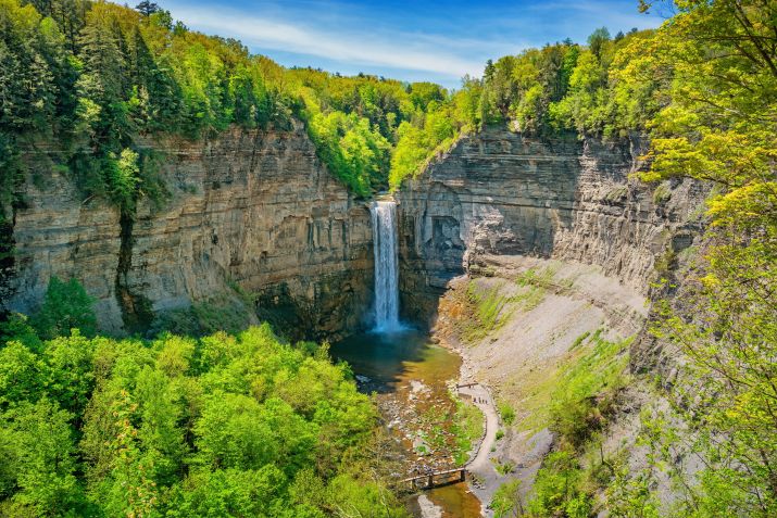O Parque Estadual Buttermilk Falls é um dos muitos lugares onde se pode apreciar a beleza natural de Ithaca • benedek/E+/Getty Images