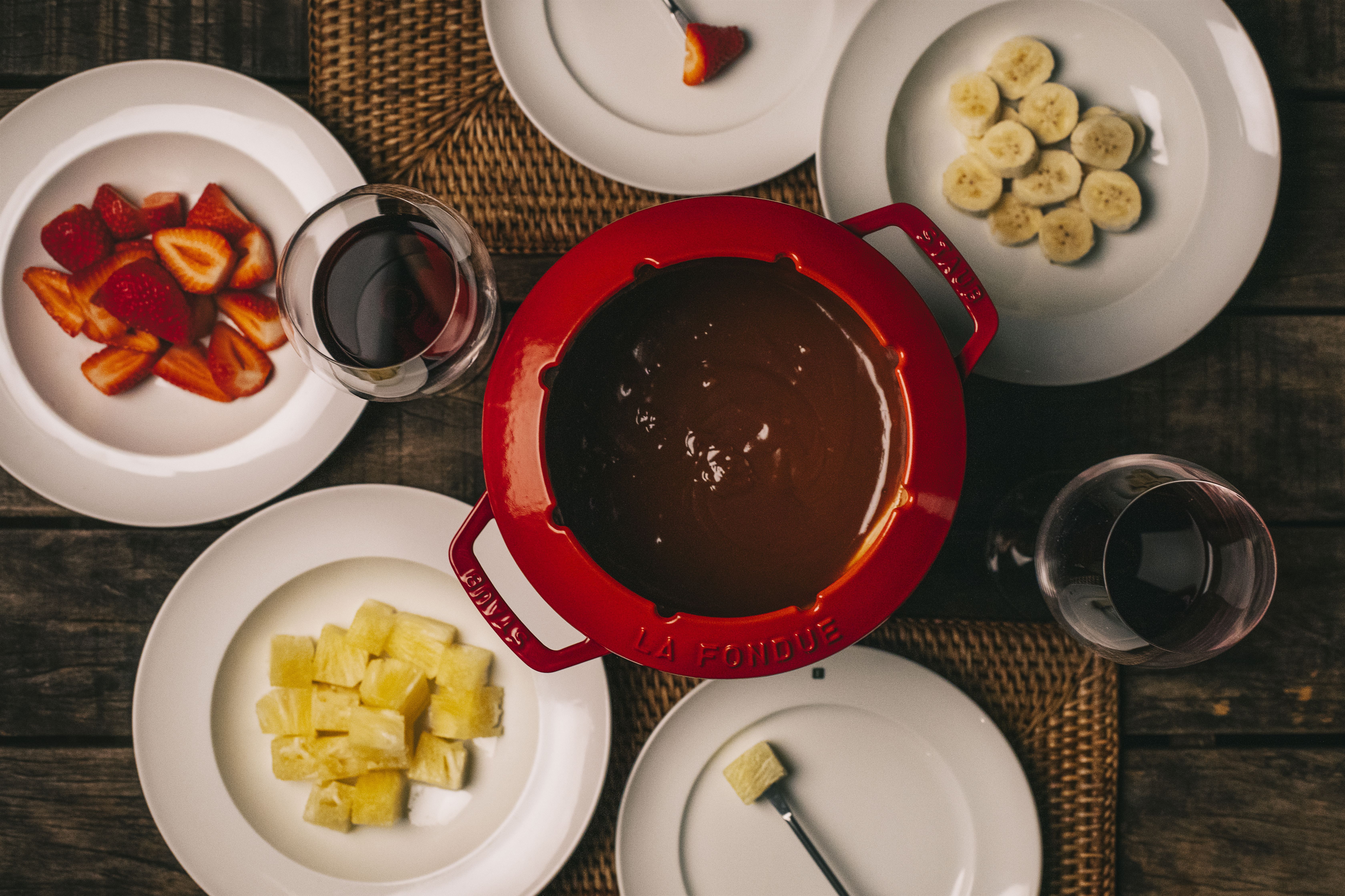 Fondue au Chocolat é servido com frutas como morango, uva e banana no Nonno Ruggero e no Parigi • Bruno Geraldi