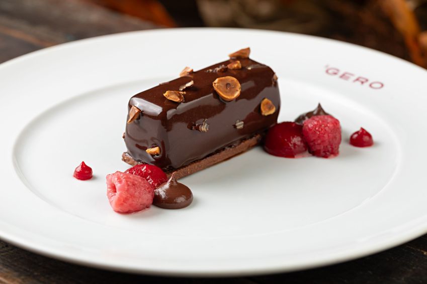 Praliné de avelã e amêndoa com creme de chocolate meio amargo e framboesas com calda de framboesa é uma das sobremesas exclusivas do Gero para o Dia dos Namorados • Rodrigo Azevedo