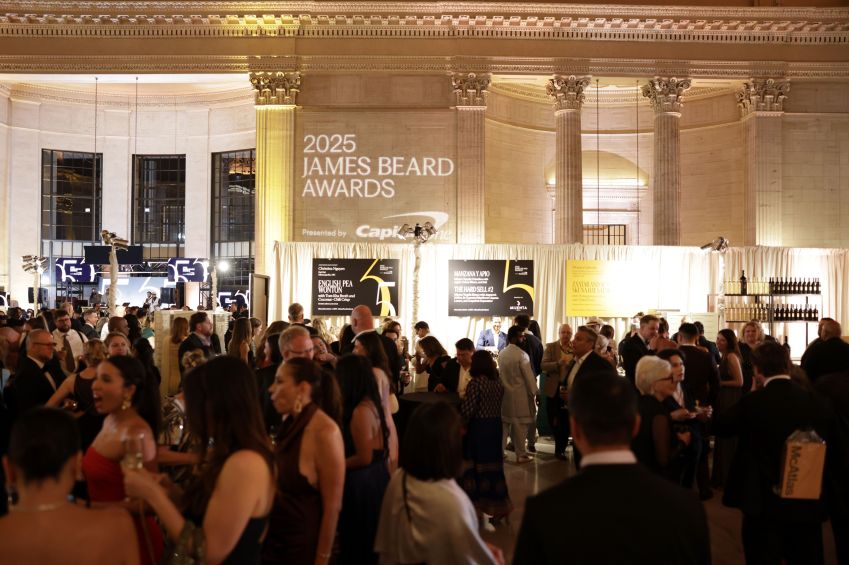 Cerimônia do James Beard Awards 2025 foi realizada na Ópera Lírica de Chicago • Photo by Jeff Schear/Getty Images for James Beard Foundation