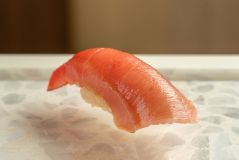 Na sequência de sushis, espere por akami, toro, toro aburi, vieira, pargo, namorado, carapau, entre outros