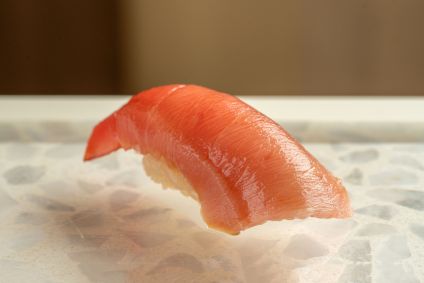 Na sequência de sushis, espere por akami, toro, toro aburi, vieira, pargo, namorado, carapau, entre outros
