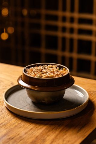 Uma das sugestões do cardápio do Kitchin, o Yakimeshi Camarão e Polvo é feito com gohan, camarão, polvo e legumes • Estúdio Movo