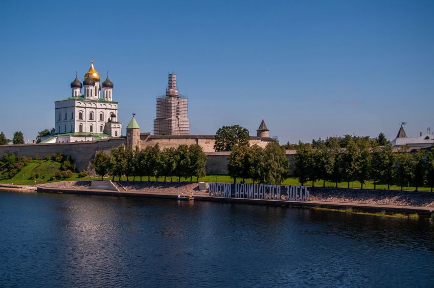 Kremlin de Novgorod, na Rússia, fica a cerca de 200 quilômetros ao sul de São Petersburgo • Unsplash/Bildstockru Master