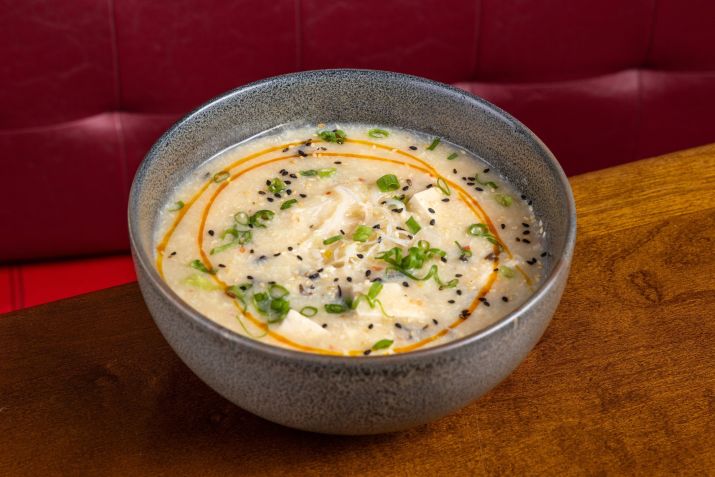 lámen de tofu e fansi, preparado com caldo de legumes, tofu, repolho, ovo batido, fungo preto chinês, macarrão fansi, pimenta guillin e toque de limão é uma das sugestões do Cantón • Tomas Rangel