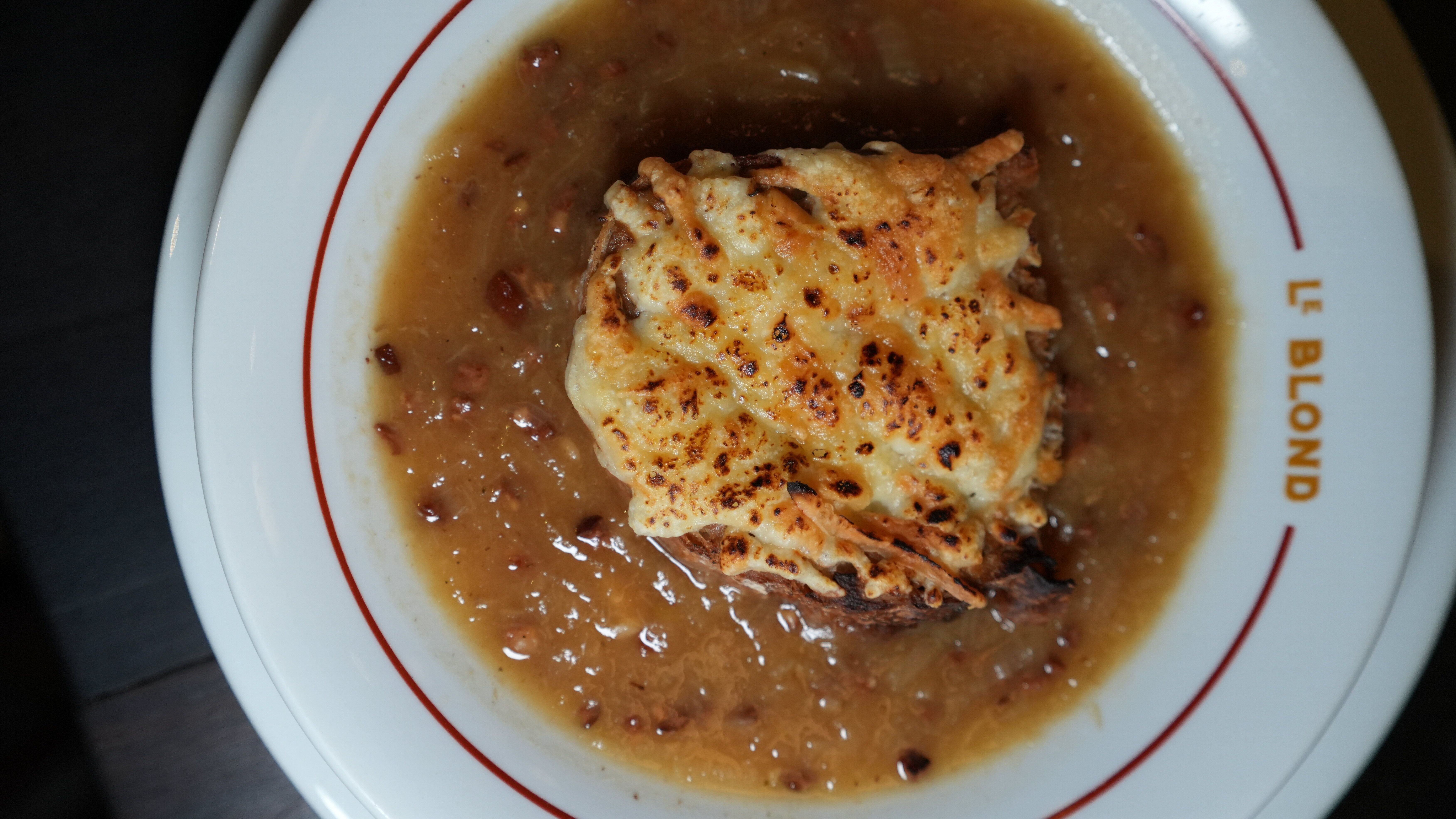 Chef Thomas Troisgros oferece em seu Le Blond uma sopa de cebola gratinada como sugestão para o inverno • Divulgação