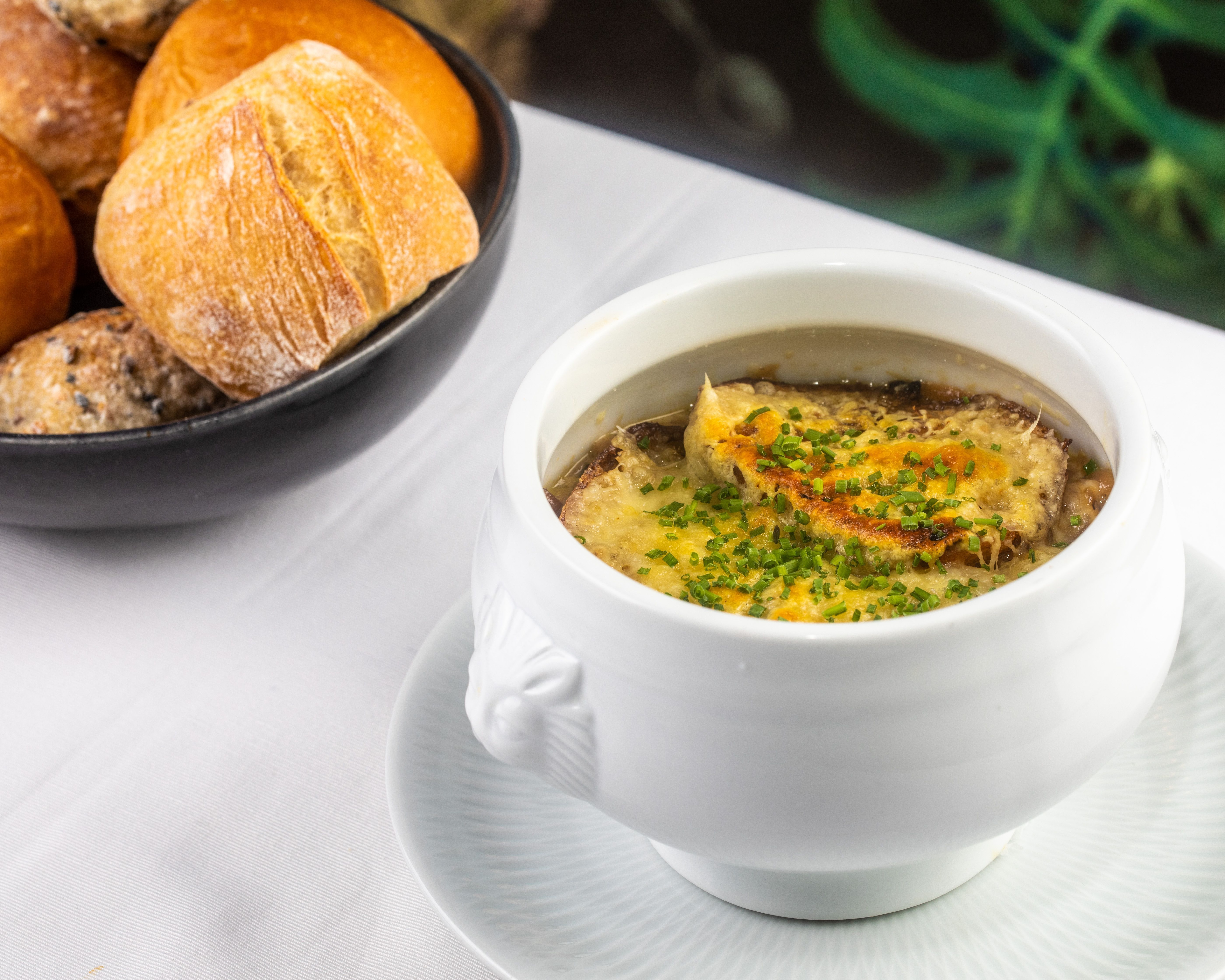 Sopa de cebola gratinada com queijo gruyére é a sugestão do Signatures, restaurante-escola da Le Cordon Bleu no RJ • Tomas Rangel
