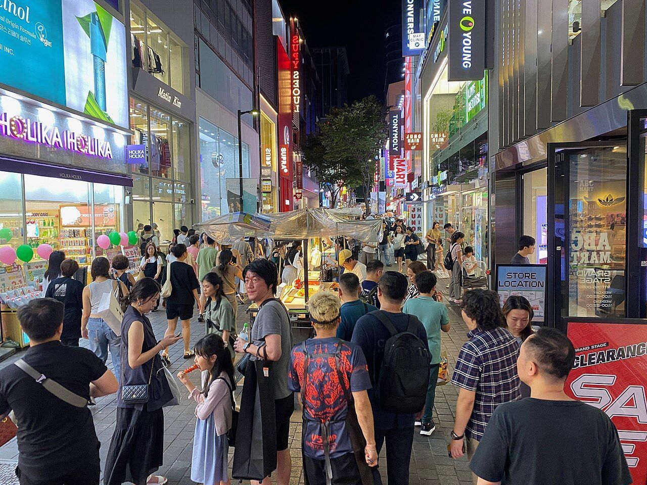 Mercado de rua noturno de Myeongdong reúne diferentes comércios e barracas de comida • Wikimedia Commons