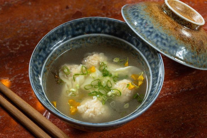 Wantan Soup, com Dumpling de camarão e cebolinha, é uma das sugestões do menu do QI • Neuton Araújo