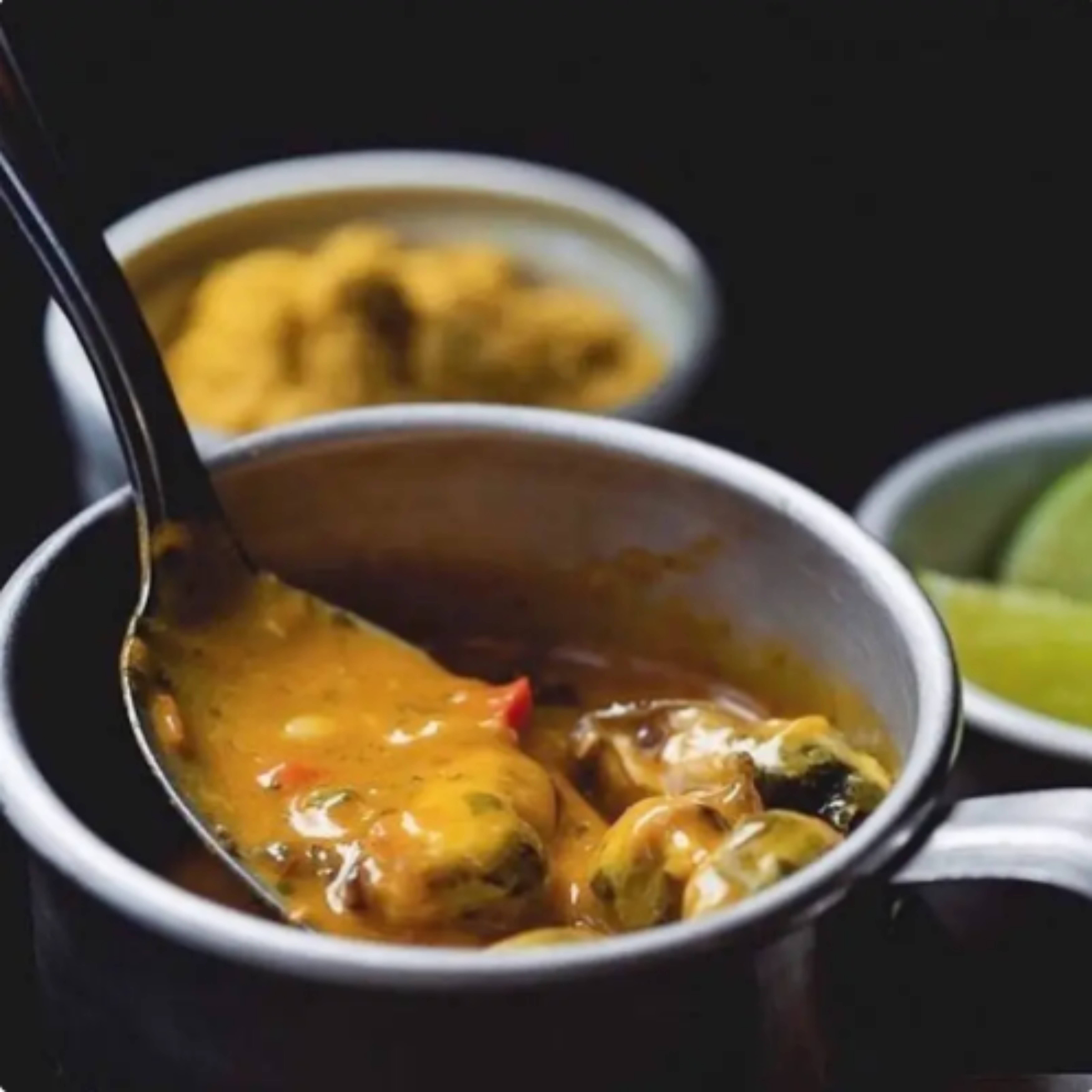 Polvo Bar sugere caldinho de Sururu, feito com filé de sururu cozido no leite de coco com sofrito baiano e caldo de peixe • Divulgação