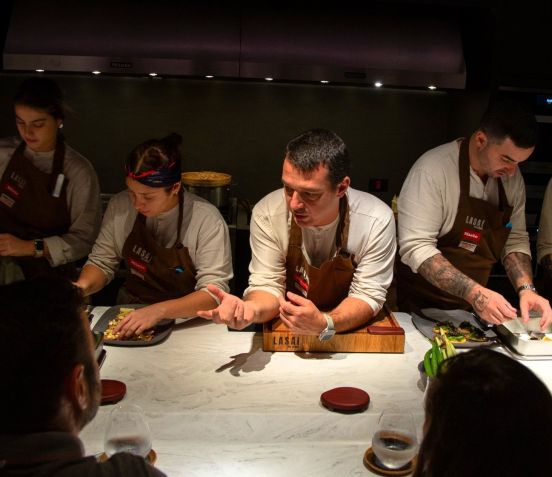 Chef Rafa Costa e Silva em ao no balco de seu restaurante Lasai, no Rio de Janeiro  Evandro Manchini