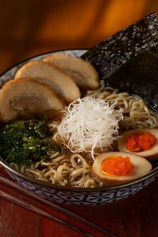 Shoyu Ramen é feito com caldo de peixe do litoral fluminense, massa fresca da casa, chasū, ovo marinado e daikon. • Rodrigo Azevedo