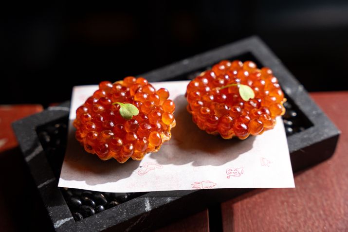 Tartelette de atum com pó de nori e ovas de salmão do Nit Bar de Tapas • Helena Rubano