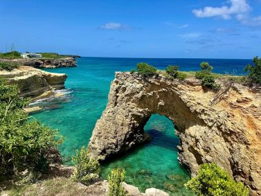 Formação rochosa conhecida como The Arch, em Anguilla