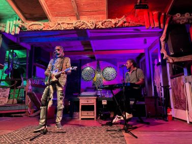 Cantor Bankie Banx no palco do bar The Dune Preserve, em Anguilla