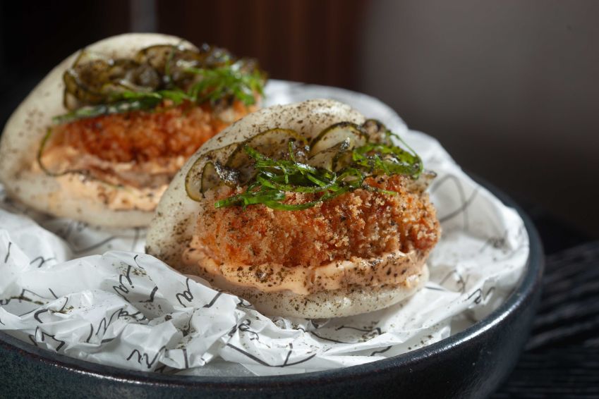 Uma das sugestões de entrada do menu do Dia dos Namorados do Tiara é o bao no vapor com Camarão vermelho da Patagônia com sunomono, shriracha e cebolinha • Divulgação