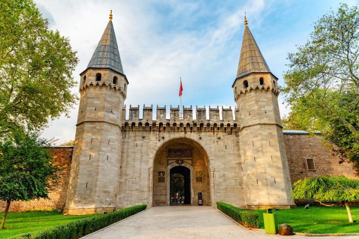 Portão da Saudação (o Portão do Meio), que leva ao Segundo Pátio do Palácio de Topkapi, em Istambul, na Turquia • Getty Images/Efired