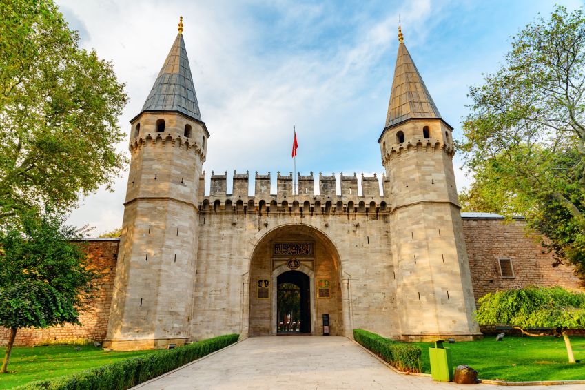 Portão da Saudação (o Portão do Meio), que leva ao Segundo Pátio do Palácio de Topkapi, em Istambul, na Turquia • Getty Images/Efired