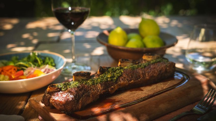 Asado de tira de wagyu chileno na parrilla com chimichurri do Fuegos de Apalta • Reprodução/Instagram/@fuegosdeapalta