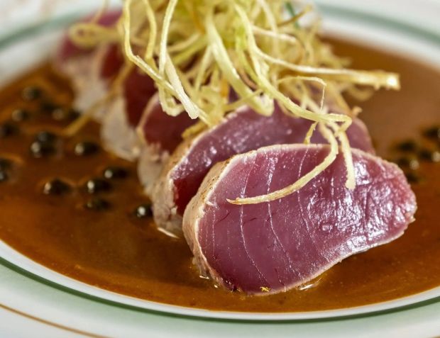 Releitura do steak au poivre preparada com atum selado do novo Glória Bistrô • Guga Lessa