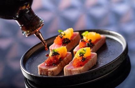 Atum com ponzu servido no lounge GEO-82, no EPCOT