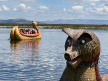Embarcações usadas pelos Uros no lago Titicaca, no Peru
