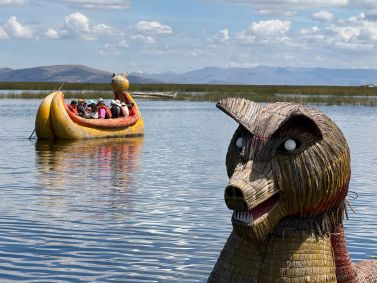Embarcações usadas pelos Uros no lago Titicaca, no Peru
