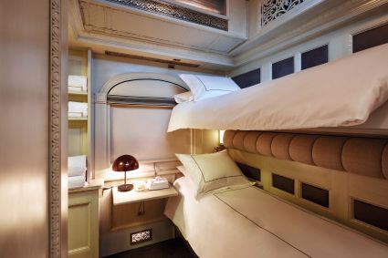 Cabine com beliches do trem Belmond Andean Explorer