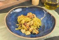 Receita quentinha para o inverno: carbonara de camarão com caldo artesanal