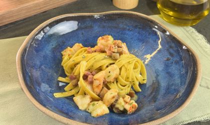 Receita quentinha para o inverno: carbonara de camarão com caldo artesanal
