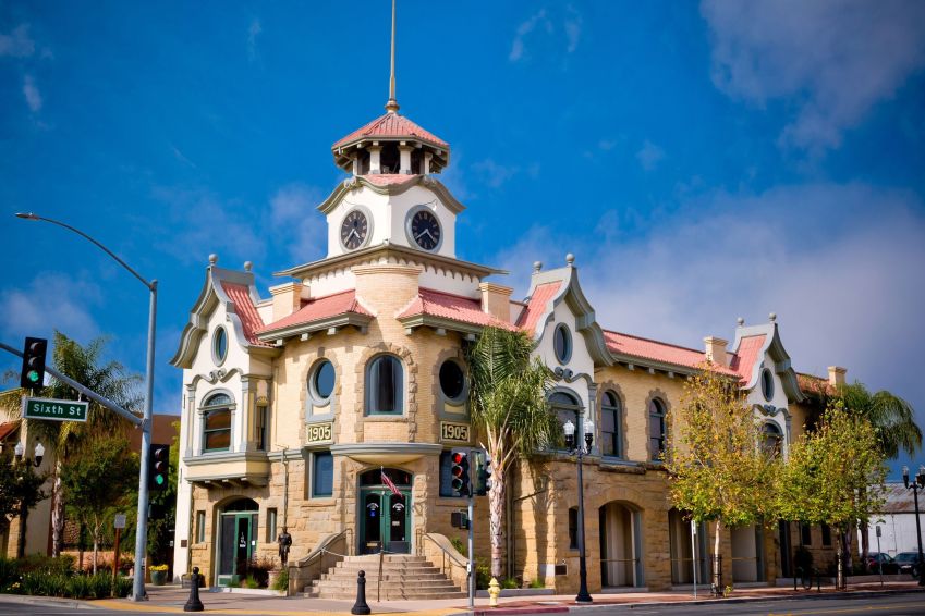 Antiga prefeitura da cidade é ocupada atualmente por um restaurante • Divulgação/Visit Gilroy