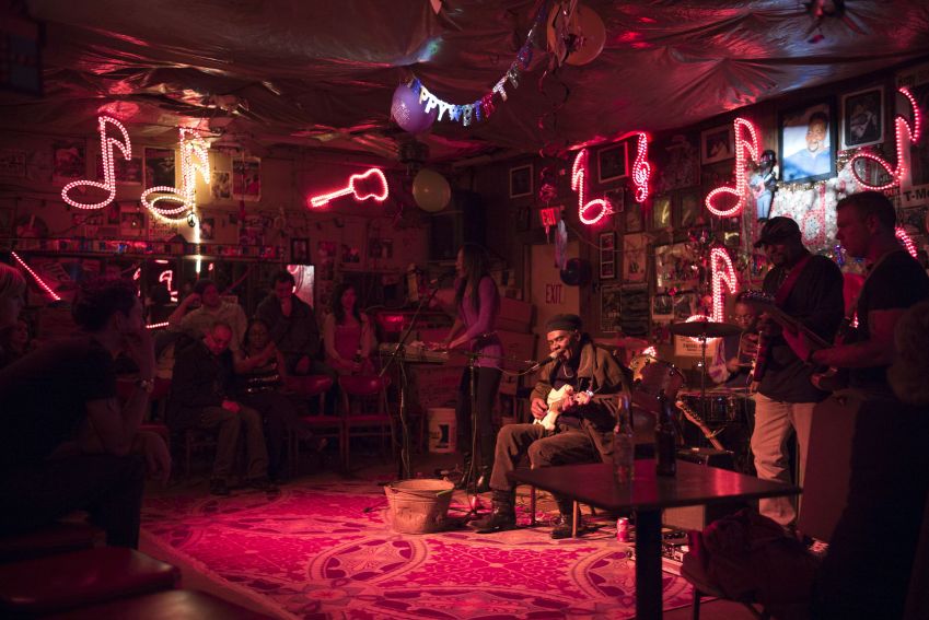 Banda de blues, guitarrista, bateria e vocais em apresentação ao vivo no palco do Red’s Lounge Blues Club, em Clarksdale, Mississippi • Tim Graham/Getty Images