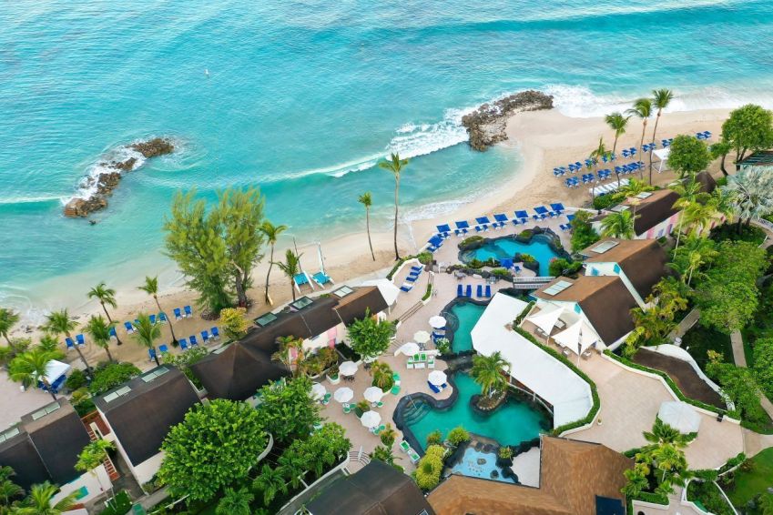 Crystal Cove by Elegant Hotels tem acesso direto à praia • Divulgação/Crystal Cove by Elegant Hotels
