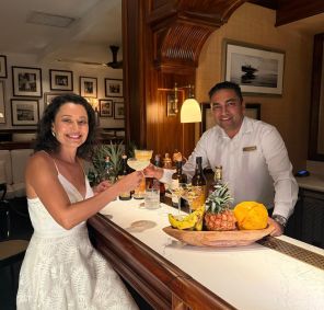 Daniela Filomeno no Cocktail Bar do Round Hill Hotel and Villas, na Jamaica