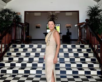 Daniela Filomeno no lobby do Round Hill Hotel and Villas, na Jamaica