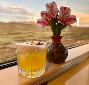 Coquetel com gim, cacau e abacaxi no Belmond Andean Explorer